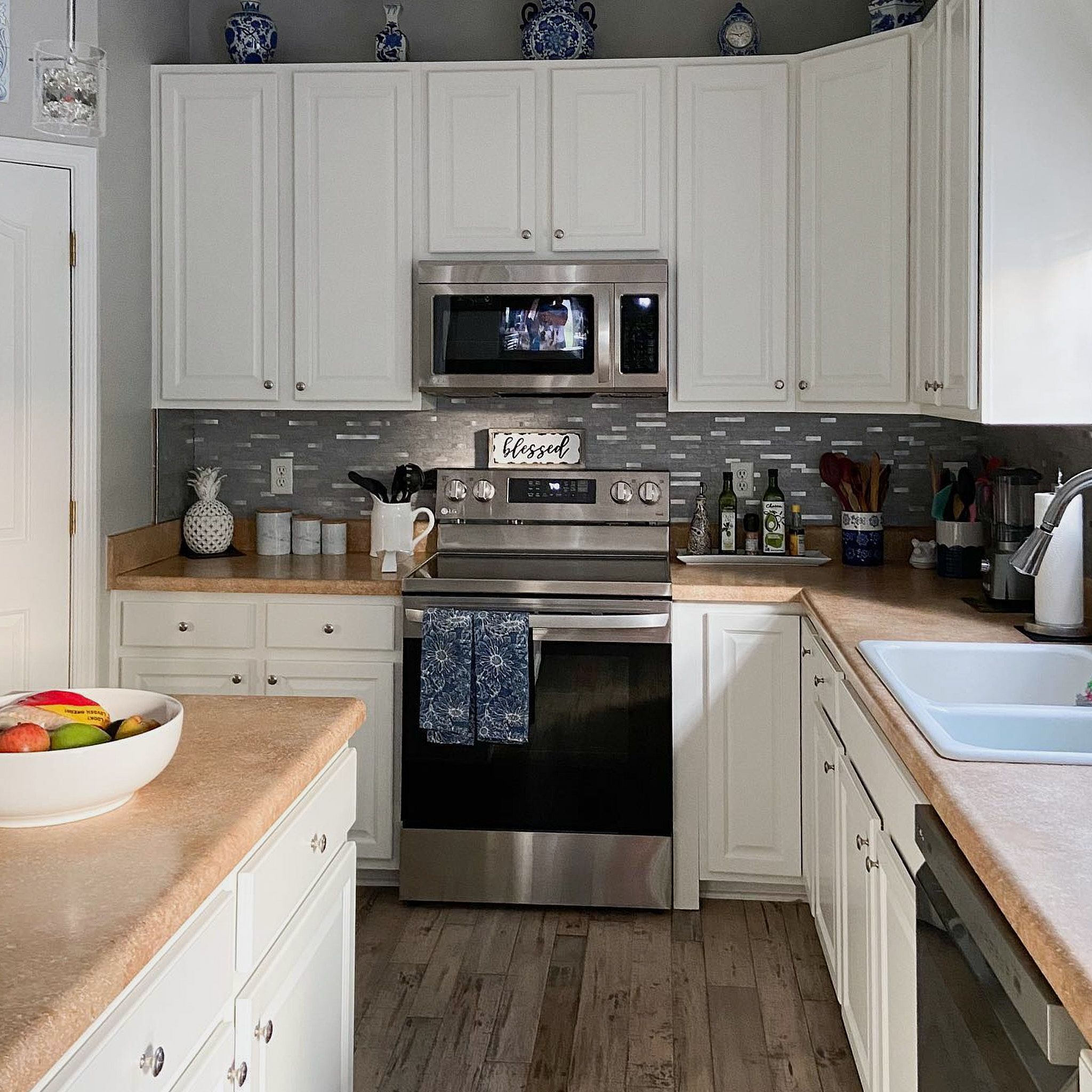 White Painted Cabinets In Kitchen